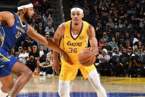 贝兹利砍27+13!湖媒:还用找其他内线?至少给他个训练营合同