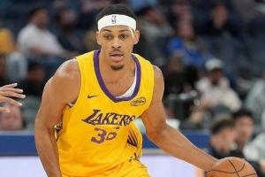 🙏美记:贝兹利的伤势看起来不妙 他的亮眼表现配得上重返NBA