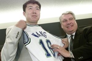 阿里纳斯:王治郅像这个时代的大个子 他是能投三分的中锋
