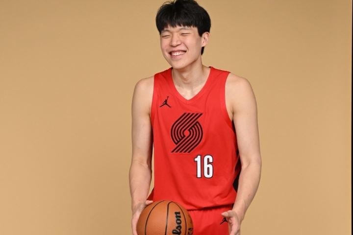 表哥多照拂啊!利拉德谈杨瀚森:他很有范儿 性格不错 打球很自信