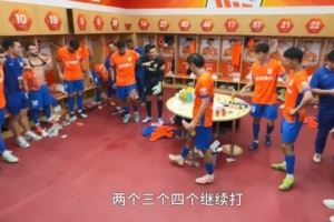 王大雷半场休息时喊话队友:两个、三个、四个继续打!