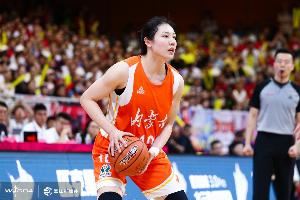 媒体人:内蒙古女篮几个国手价格不低 但市场的反应一般 没有哄抢
