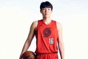媒体人:杨瀚森在球权有限的情况下要从防守端做起 加强篮板球