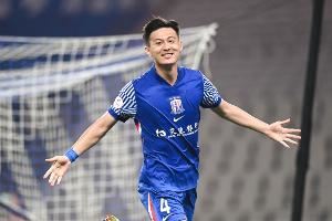 记者:蒋圣龙因妻子生产飞回上海陪伴,明天能否出战还是未知数
