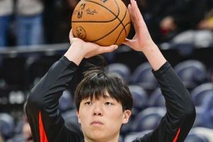 季前赛三分10中4!杨瀚森:NBA需要有三分能力把对方内线拉出来