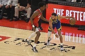  场均38.2分钟！Slater：勇士承认首轮打火箭过度使用库里致其受伤