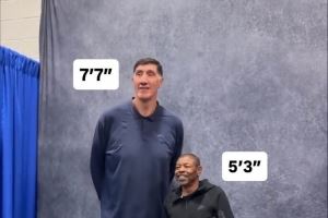 最萌身高差!NBA名宿博格斯&穆雷桑合影 一个1米60 一个2米31