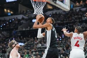 搁这儿练招呢?文班谈空中转身360上篮:我没专门练过 这是第一次