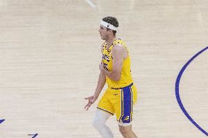 哪里贵了 大当家就是这个价!里夫斯22中13背靠背空砍41分4板5助