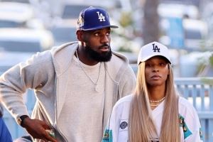 没去客场!詹姆斯夫妇今日现场观看MLB洛杉矶道奇队比赛