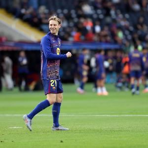 世体:佩德里伤缺,德容+卡萨多+费尔明很可能将组成巴萨中场