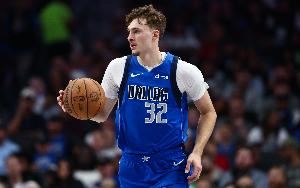  效率不高！弗拉格半场8中2拿到10分5板1断