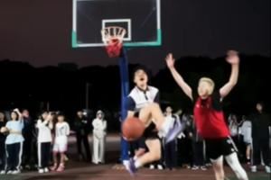  控运技巧天花板！女球手打单挑秀NBA球员招牌技 360上篮惊呆众人