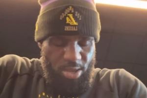  加紧备战！詹姆斯晒在湖人训练馆自拍 健身房内听歌摇头晃脑