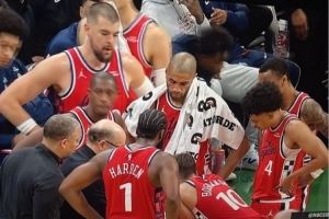  球迷晒照：快船关键时刻是小范在画战术 泰伦·卢在外圈围观🤬