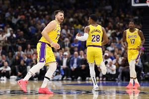  东契奇调侃：我英语比八村塁要好 他都上过大学 而我没有