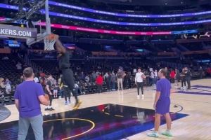 41岁老头的生涯第23赛季！詹姆斯赛前热身身轻如燕 拿球就扣