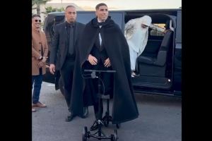  脚踝受伤，阿什拉夫骑特制滑板车出席非洲足球联合会颁奖典礼